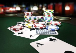 ¿Cómo se juega al poker en un casino?