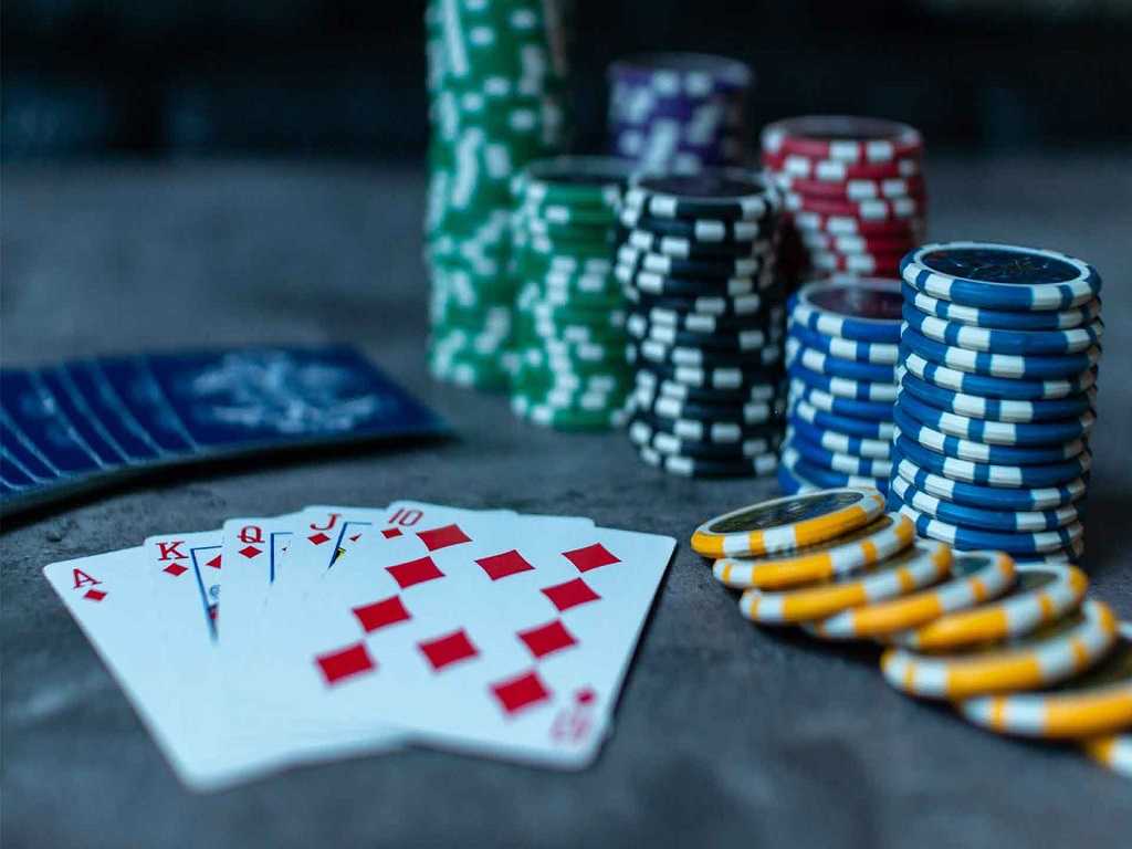 ¿Cómo ganar dinero jugando póker online?