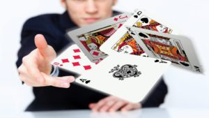 ¿Cómo funciona el empate de escalera en póker?