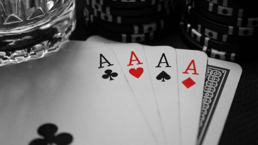 ¿Cómo se hace un full house en el póker online?